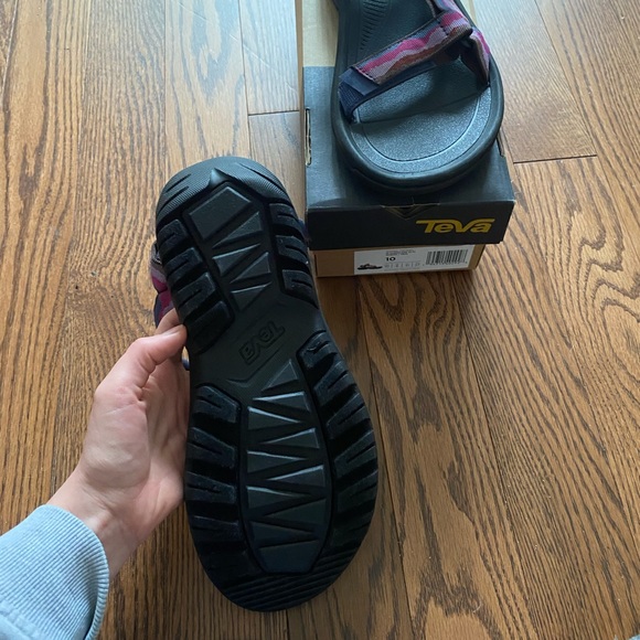 Never worn Teva sandals🩷 - Picture 4 of 6